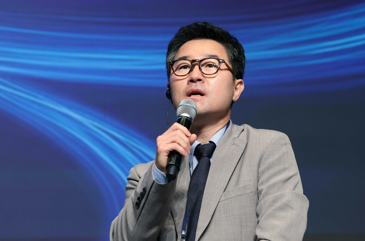 ▲유승재 티사이언티픽 대표가 24일 서울 서초구 JW메리어트 호텔 서울 그랜드볼룸에서 열린 이투데이 창간 15주년 테크퀘스트 및 넥스블록출범 기념 대토론 ‘디지털자산시장의 건강한 생태계 구축방안’에서 릴리 리우(Lily Liu) 솔라나재단 회장과 ‘디지털자산시장의 글로벌동향과 미래 발전 방향’에 대해 대담하고 있다. 이번 대토론에서는 가상자산 정책 방향과 산업 혁신, 글로벌 동향을 폭넓게 조망하며 시장의 안정적 발전을 위한 구체적 해법을 모색하고 향후 금융산업의 나아갈 길에 대한 심도 있는 통찰을 제시한다. 신태현 기자 holjjak@