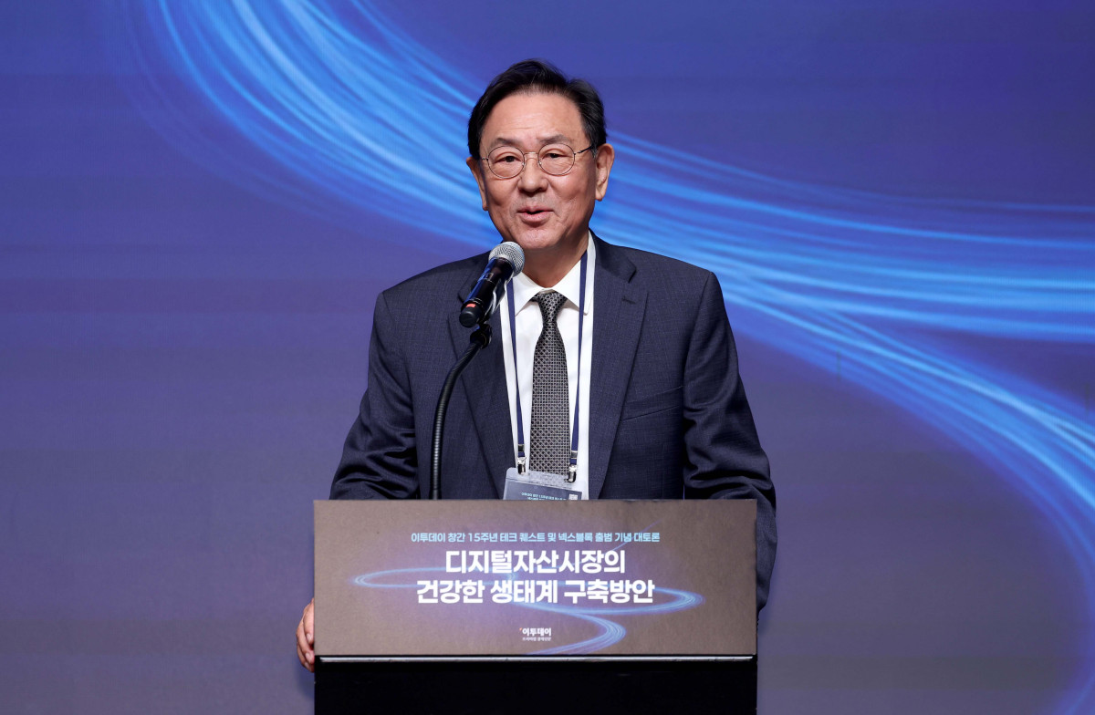 ▲이종재 이투데이 대표가 24일 서울 서초구 JW메리어트 호텔 서울 그랜드볼룸에서 열린 이투데이 창간 15주년 테크퀘스트 및 넥스블록출범 기념 대토론 '디지털자산시장의 건강한 생태계 구축방안'에서 환영사를 하고 있다. 이번 대토론에서는 가상자산 정책 방향과 산업 혁신, 글로벌 동향을 폭넓게 조망하며 시장의 안정적 발전을 위한 구체적 해법을 모색하고 향후 금융산업의 나아갈 길에 대한 심도 있는 통찰을 제시한다. 신태현 기자 holjjak@