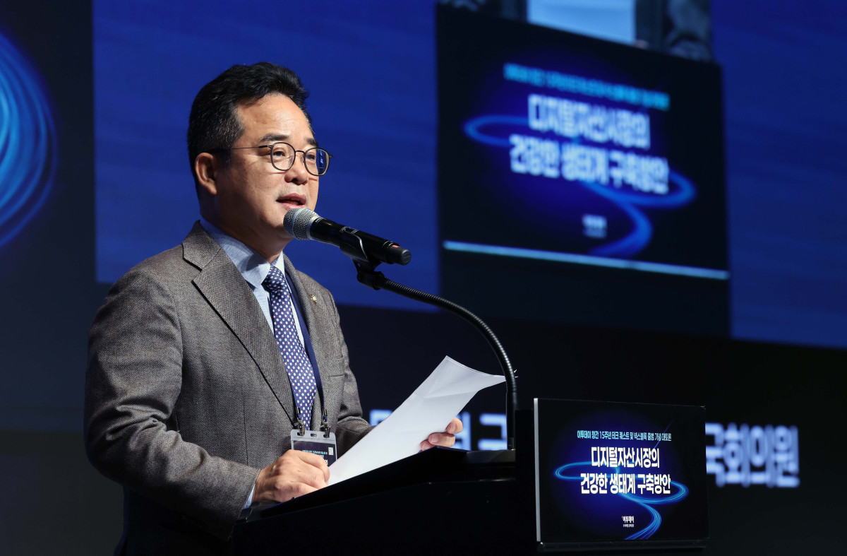 ▲민병덕 더불어민주당 의원이 24일 서울 서초구 JW메리어트 호텔 서울 그랜드볼룸에서 열린 이투데이 창간 15주년 테크퀘스트 및 넥스블록출범 기념 대토론 '디지털자산시장의 건강한 생태계 구축방안'에서 축사를 하고 있다. 이번 대토론에서는 가상자산 정책 방향과 산업 혁신, 글로벌 동향을 폭넓게 조망하며 시장의 안정적 발전을 위한 구체적 해법을 모색하고 향후 금융산업의 나아갈 길에 대한 심도 있는 통찰을 제시한다. 신태현 기자 holjjak@