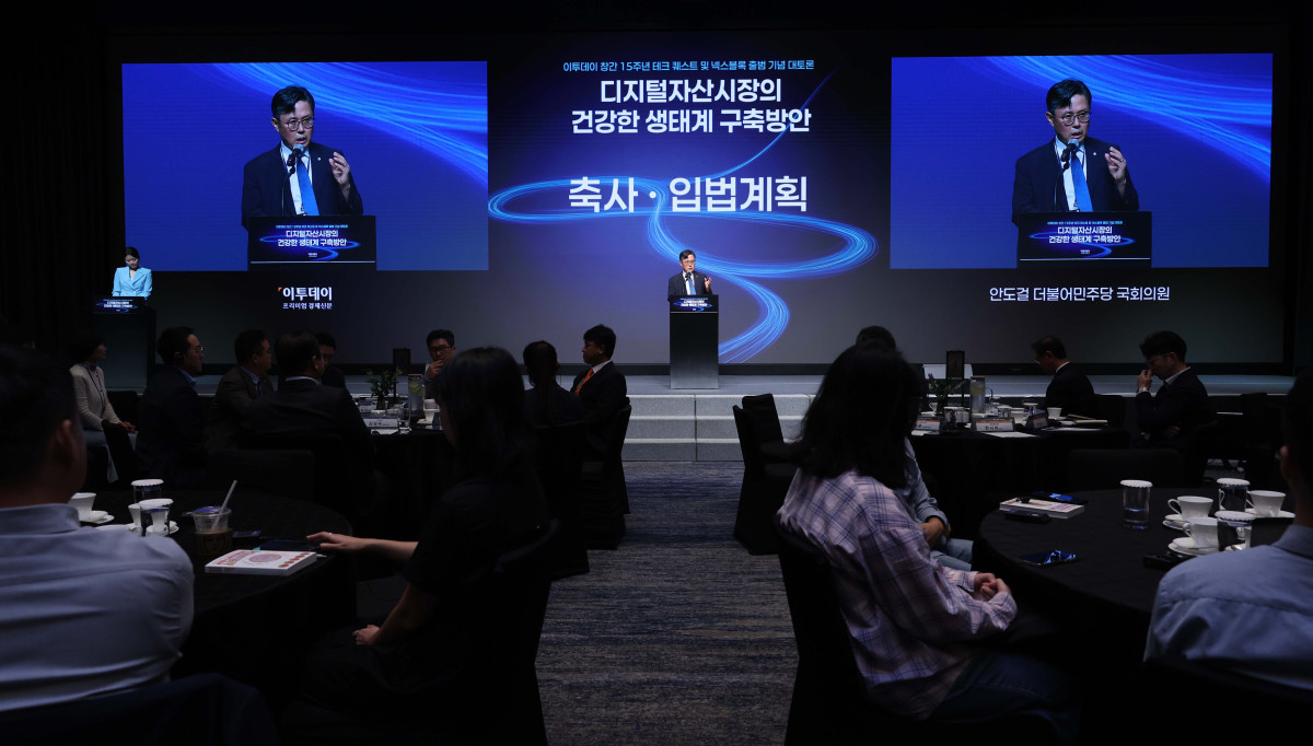 ▲안도걸 더불어민주당 의원이 24일 서울 서초구 JW메리어트 호텔 서울 그랜드볼룸에서 열린 이투데이 창간 15주년 테크퀘스트 및 넥스블록출범 기념 대토론 '디지털자산시장의 건강한 생태계 구축방안'에서 축사를 하고 있다. 이번 대토론에서는 가상자산 정책 방향과 산업 혁신, 글로벌 동향을 폭넓게 조망하며 시장의 안정적 발전을 위한 구체적 해법을 모색하고 향후 금융산업의 나아갈 길에 대한 심도 있는 통찰을 제시한다. 신태현 기자 holjjak@