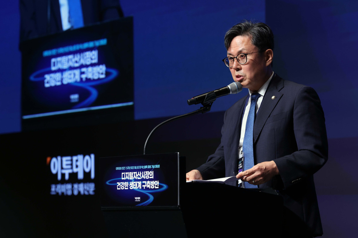 ▲안도걸 더불어민주당 의원이 24일 서울 서초구 JW메리어트 호텔 서울 그랜드볼룸에서 열린 이투데이 창간 15주년 테크퀘스트 및 넥스블록출범 기념 대토론 '디지털자산시장의 건강한 생태계 구축방안'에서 축사를 하고 있다. 이번 대토론에서는 가상자산 정책 방향과 산업 혁신, 글로벌 동향을 폭넓게 조망하며 시장의 안정적 발전을 위한 구체적 해법을 모색하고 향후 금융산업의 나아갈 길에 대한 심도 있는 통찰을 제시한다. 신태현 기자 holjjak@