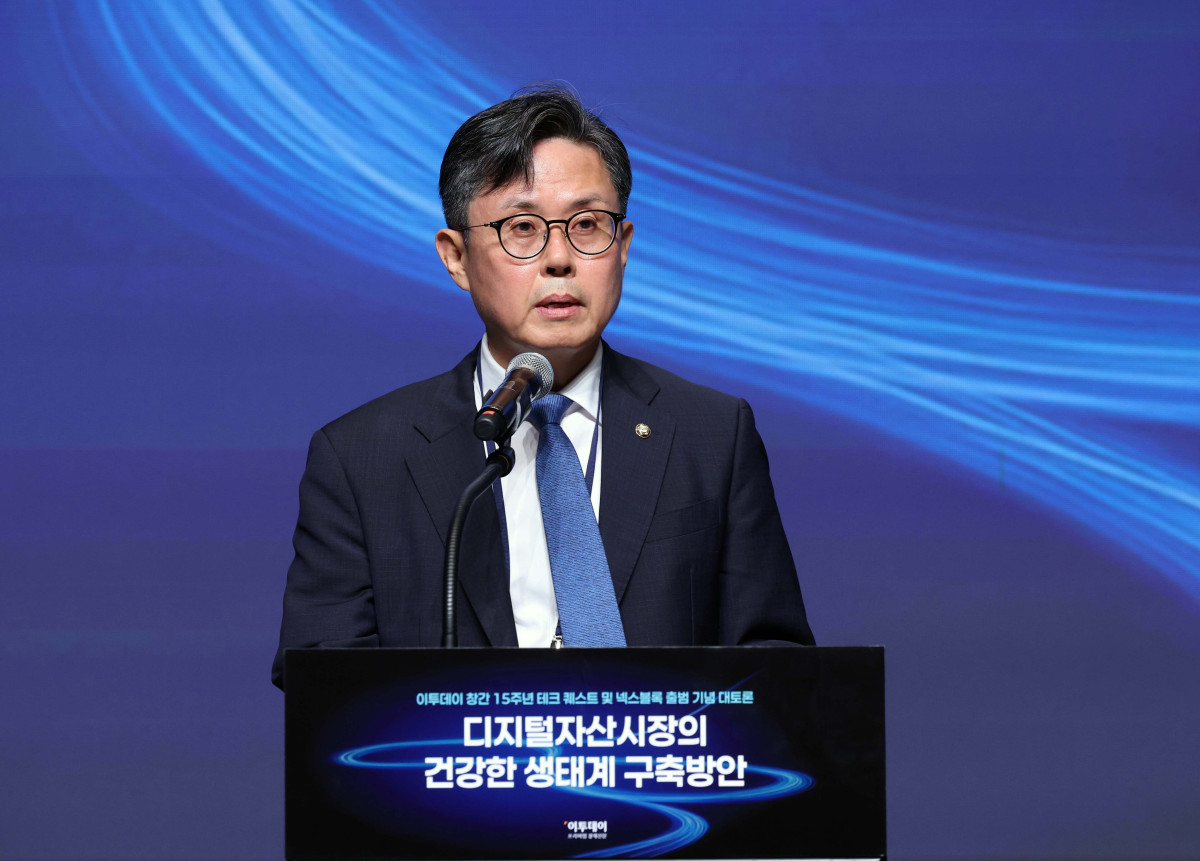 ▲안도걸 더불어민주당 의원이 24일 서울 서초구 JW메리어트 호텔 서울 그랜드볼룸에서 열린 이투데이 창간 15주년 테크퀘스트 및 넥스블록출범 기념 대토론 '디지털자산시장의 건강한 생태계 구축방안'에서 축사를 하고 있다. 이번 대토론에서는 가상자산 정책 방향과 산업 혁신, 글로벌 동향을 폭넓게 조망하며 시장의 안정적 발전을 위한 구체적 해법을 모색하고 향후 금융산업의 나아갈 길에 대한 심도 있는 통찰을 제시한다. 신태현 기자 holjjak@