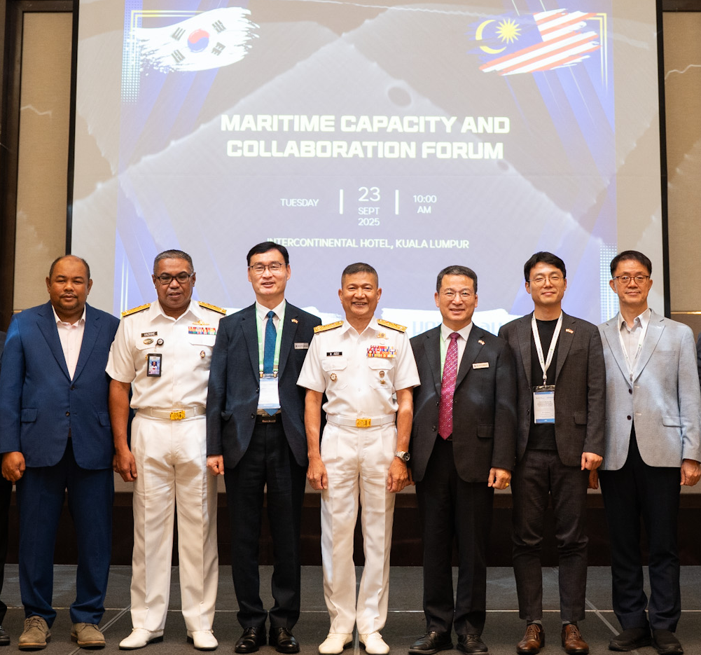 ▲HD현대중공업이 최근 말레이시아 쿠알라룸푸르에서 ‘해양역량·협력 포럼(Maritime Capability & Collaboration Forum)을 개최했다. 오른쪽 세 번째부터 천정수 HD현대중공업 전무, 모하메드 샤이풀 아들리 총 빈 압둘라 말레이시아 해군 기술참모장, 김정일 HD현대중공업 상무, 하즈린 빈 모하마드 타이브 말레이시아 해군 획득차장. (사진제공=HD현대중공업)
