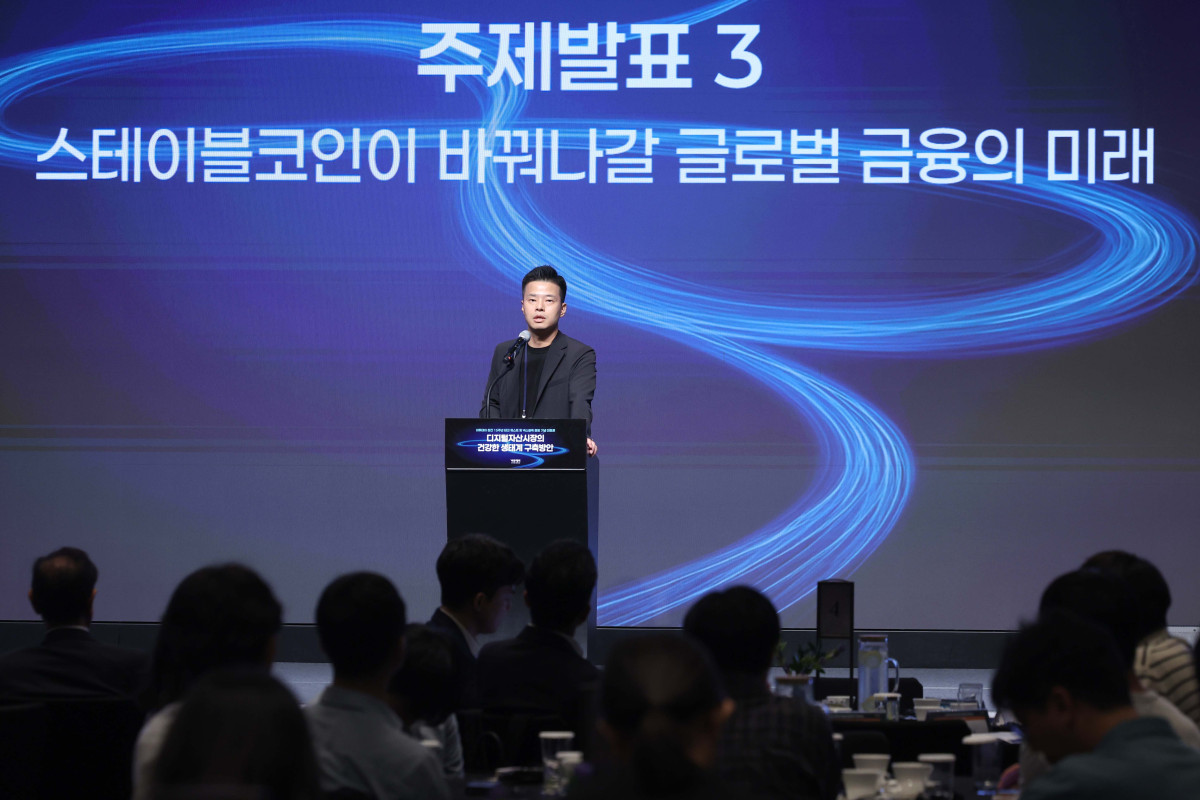 ▲서병윤 DSRV 연구소장이 24일 서울 서초구 JW메리어트 호텔 서울 그랜드볼룸에서 열린 이투데이 창간 15주년 테크퀘스트 및 넥스블록출범 기념 대토론 ‘디지털자산시장의 건강한 생태계 구축방안’에서 ‘스테이블코인이 바꿔나갈 글로벌 금융의 미래’에 대해 발표하고 있다. 이번 대토론에서는 가상자산 정책 방향과 산업 혁신, 글로벌 동향을 폭넓게 조망하며 시장의 안정적 발전을 위한 구체적 해법을 모색하고 향후 금융산업의 나아갈 길에 대한 심도 있는 통찰을 제시한다. 신태현 기자 holjjak@