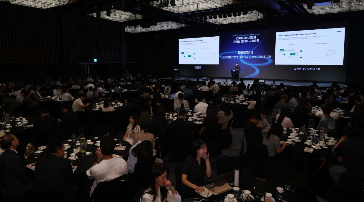 ▲서병윤 DSRV 연구소장이 24일 서울 서초구 JW메리어트 호텔 서울 그랜드볼룸에서 열린 이투데이 창간 15주년 테크퀘스트 및 넥스블록출범 기념 대토론 ‘디지털자산시장의 건강한 생태계 구축방안’에서 ‘스테이블코인이 바꿔나갈 글로벌 금융의 미래’에 대해 발표하고 있다. 이번 대토론에서는 가상자산 정책 방향과 산업 혁신, 글로벌 동향을 폭넓게 조망하며 시장의 안정적 발전을 위한 구체적 해법을 모색하고 향후 금융산업의 나아갈 길에 대한 심도 있는 통찰을 제시한다. 신태현 기자 holjjak@