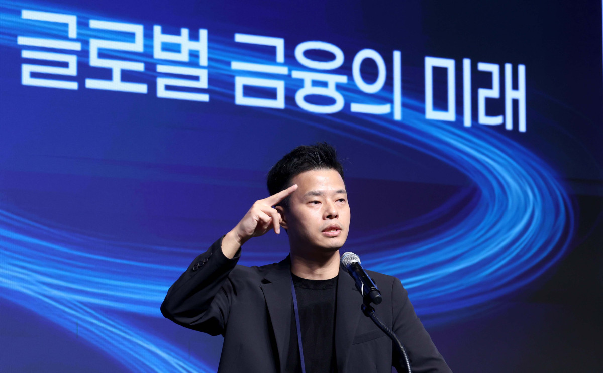 ▲서병윤 DSRV 연구소장이 24일 서울 서초구 JW메리어트 호텔 서울 그랜드볼룸에서 열린 이투데이 창간 15주년 테크퀘스트 및 넥스블록출범 기념 대토론 ‘디지털자산시장의 건강한 생태계 구축방안’에서 ‘스테이블코인이 바꿔나갈 글로벌 금융의 미래’에 대해 발표하고 있다. 이번 대토론에서는 가상자산 정책 방향과 산업 혁신, 글로벌 동향을 폭넓게 조망하며 시장의 안정적 발전을 위한 구체적 해법을 모색하고 향후 금융산업의 나아갈 길에 대한 심도 있는 통찰을 제시한다. 신태현 기자 holjjak@