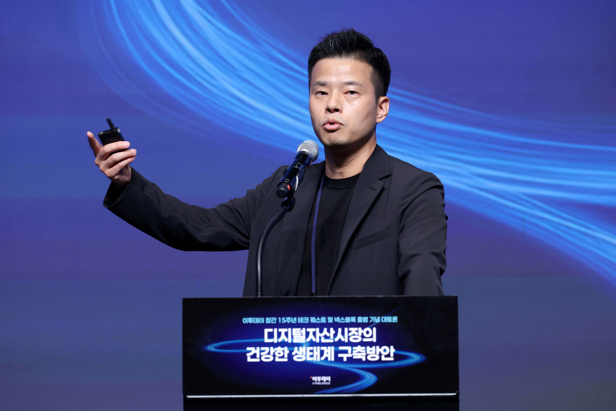 ▲서병윤 DSRV 연구소장이 24일 서울 서초구 JW메리어트 호텔 서울 그랜드볼룸에서 열린 이투데이 창간 15주년 테크퀘스트 및 넥스블록출범 기념 대토론 ‘디지털자산시장의 건강한 생태계 구축방안’에서 ‘스테이블코인이 바꿔나갈 글로벌 금융의 미래’에 대해 발표하고 있다. 이번 대토론에서는 가상자산 정책 방향과 산업 혁신, 글로벌 동향을 폭넓게 조망하며 시장의 안정적 발전을 위한 구체적 해법을 모색하고 향후 금융산업의 나아갈 길에 대한 심도 있는 통찰을 제시한다. 신태현 기자 holjjak@