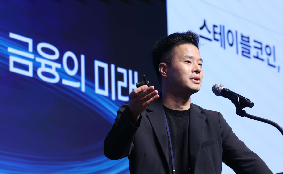 ▲서병윤 DSRV 연구소장이 24일 서울 서초구 JW메리어트 호텔 서울 그랜드볼룸에서 열린 이투데이 창간 15주년 테크퀘스트 및 넥스블록출범 기념 대토론 ‘디지털자산시장의 건강한 생태계 구축방안’에서 ‘스테이블코인이 바꿔나갈 글로벌 금융의 미래’에 대해 발표하고 있다. 이번 대토론에서는 가상자산 정책 방향과 산업 혁신, 글로벌 동향을 폭넓게 조망하며 시장의 안정적 발전을 위한 구체적 해법을 모색하고 향후 금융산업의 나아갈 길에 대한 심도 있는 통찰을 제시한다. 신태현 기자 holjjak@