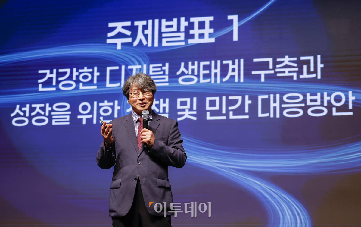 ▲정유신 서강대 경영전문대학원 교수가 24일 서울 서초구 JW메리어트 호텔 서울 그랜드볼룸에서 열린 이투데이 창간 15주년 테크퀘스트 및 넥스블록출범 기념 대토론 '디지털자산시장의 건강한 생태계 구축방안'에서 '건강한 디지털 생태계 구축과 성장을 위한 정책적 토대와 산업적 다양성 강화 방안'을 주제로 발표를 하고 있다. 이번 대토론에서는 가상자산 정책 방향과 산업 혁신, 글로벌 동향을 폭넓게 조망하며 시장의 안정적 발전을 위한 구체적 해법을 모색하고 향후 금융산업의 나아갈 길에 대한 심도 있는 통찰을 제시한다. 조현호 기자 hyunho@