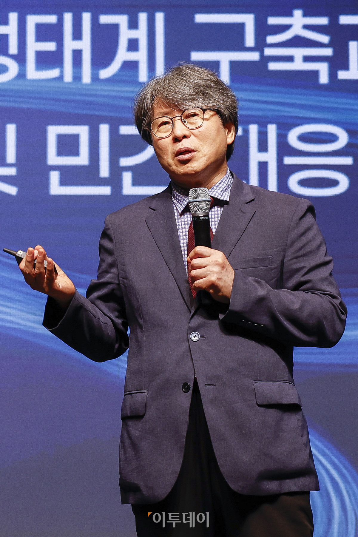 ▲정유신 서강대 경영전문대학원 교수가 24일 서울 서초구 JW메리어트 호텔 서울 그랜드볼룸에서 열린 이투데이 창간 15주년 테크퀘스트 및 넥스블록출범 기념 대토론 '디지털자산시장의 건강한 생태계 구축방안'에서 '건강한 디지털 생태계 구축과 성장을 위한 정책적 토대와 산업적 다양성 강화 방안'을 주제로 발표를 하고 있다. 이번 대토론에서는 가상자산 정책 방향과 산업 혁신, 글로벌 동향을 폭넓게 조망하며 시장의 안정적 발전을 위한 구체적 해법을 모색하고 향후 금융산업의 나아갈 길에 대한 심도 있는 통찰을 제시한다. 조현호 기자 hyunho@