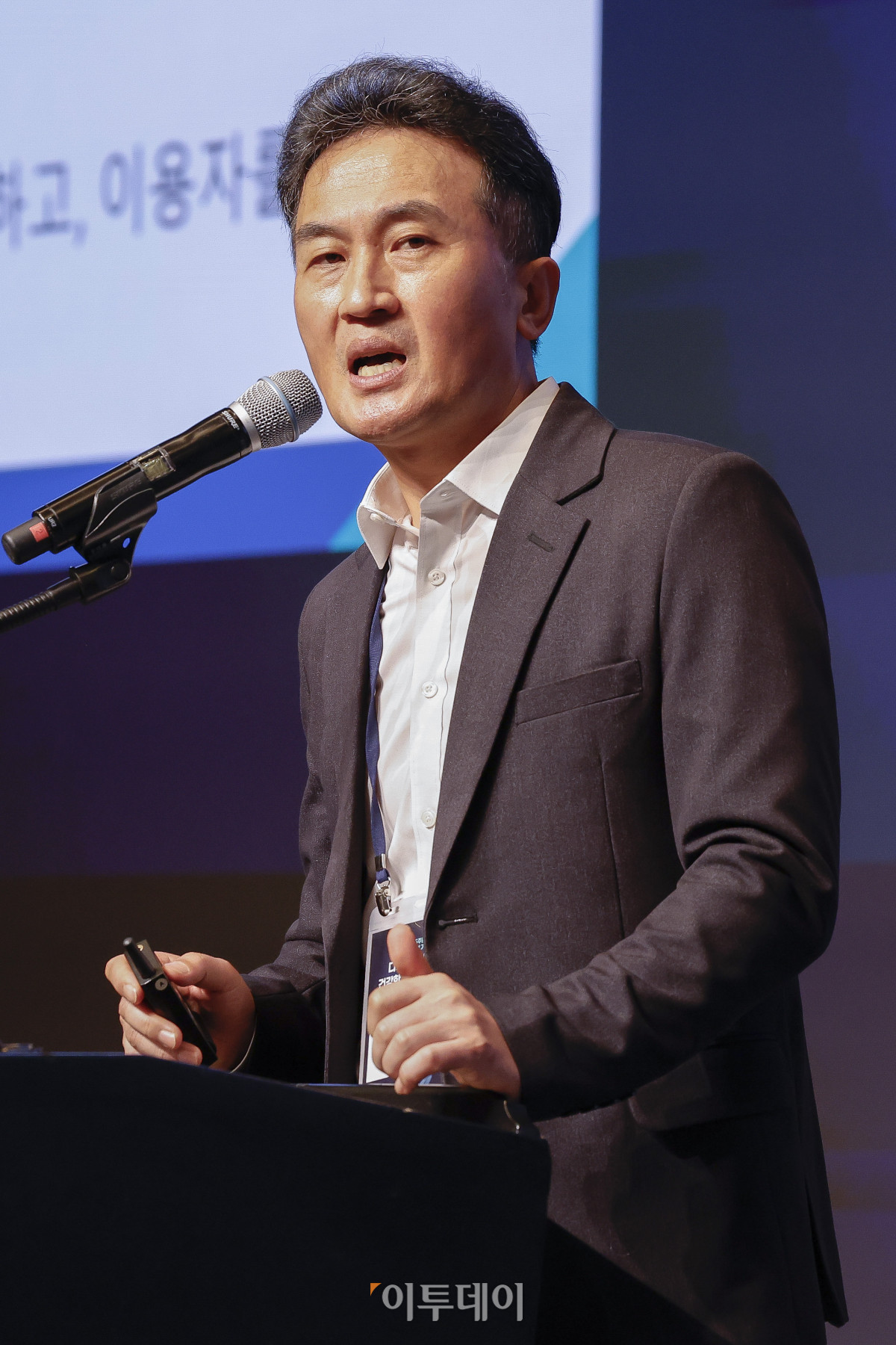 ▲황세운 자본시장연구원 선임연구위원이 24일 서울 서초구 JW메리어트 호텔 서울 그랜드볼룸에서 열린 이투데이 창간 15주년 테크퀘스트 및 넥스블록출범 기념 대토론 '디지털자산시장의 건강한 생태계 구축방안'에서 '디지털자산 제도도입과 시장 발전 방향'을 주제로 발표를 하고 있다. 이번 대토론에서는 가상자산 정책 방향과 산업 혁신, 글로벌 동향을 폭넓게 조망하며 시장의 안정적 발전을 위한 구체적 해법을 모색하고 향후 금융산업의 나아갈 길에 대한 심도 있는 통찰을 제시한다. 조현호 기자 hyunho@