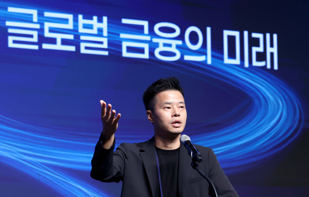 ▲서병윤 DSRV 연구소장이 24일 서울 서초구 JW메리어트 호텔 서울 그랜드볼룸에서 열린 이투데이 창간 15주년 테크퀘스트 및 넥스블록출범 기념 대토론 ‘디지털자산시장의 건강한 생태계 구축방안’에서 ‘스테이블코인이 바꿔나갈 글로벌 금융의 미래’에 대해 발표하고 있다. 이번 대토론에서는 가상자산 정책 방향과 산업 혁신, 글로벌 동향을 폭넓게 조망하며 시장의 안정적 발전을 위한 구체적 해법을 모색하고 향후 금융산업의 나아갈 길에 대한 심도 있는 통찰을 제시한다. 신태현 기자 holjjak@  (이투데이DB)