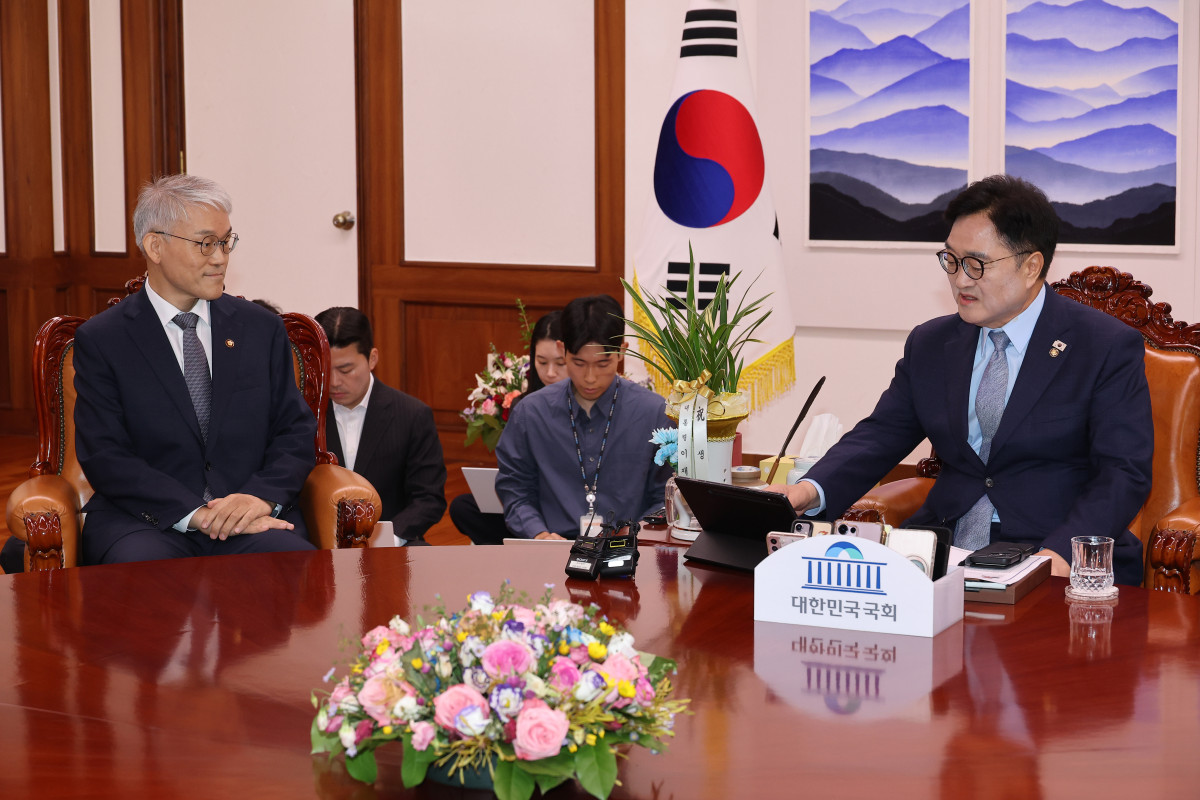 ▲우원식 국회의장이 24일 서울 여의도 국회에서 천대엽 법원행정처장을 만나고 있다. (연합뉴스)