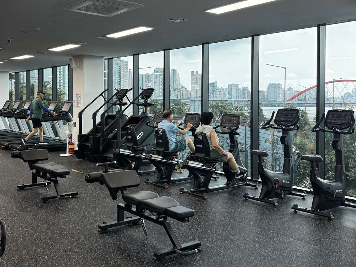 ▲마포365구민센터 피트니스센터에서 한강을 바라보면 운동하는 구민들 (마포구)