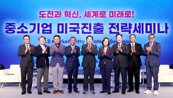 ▲중소기업중앙회는 24일 제주 롯데호텔 크리스탈볼룸에서 '2025 중소기업 리더스 포럼' 2일차 행사로 '중소기업 미국진출 전략세미나'를 개최했다. (사진제공=중소기업중앙회 )