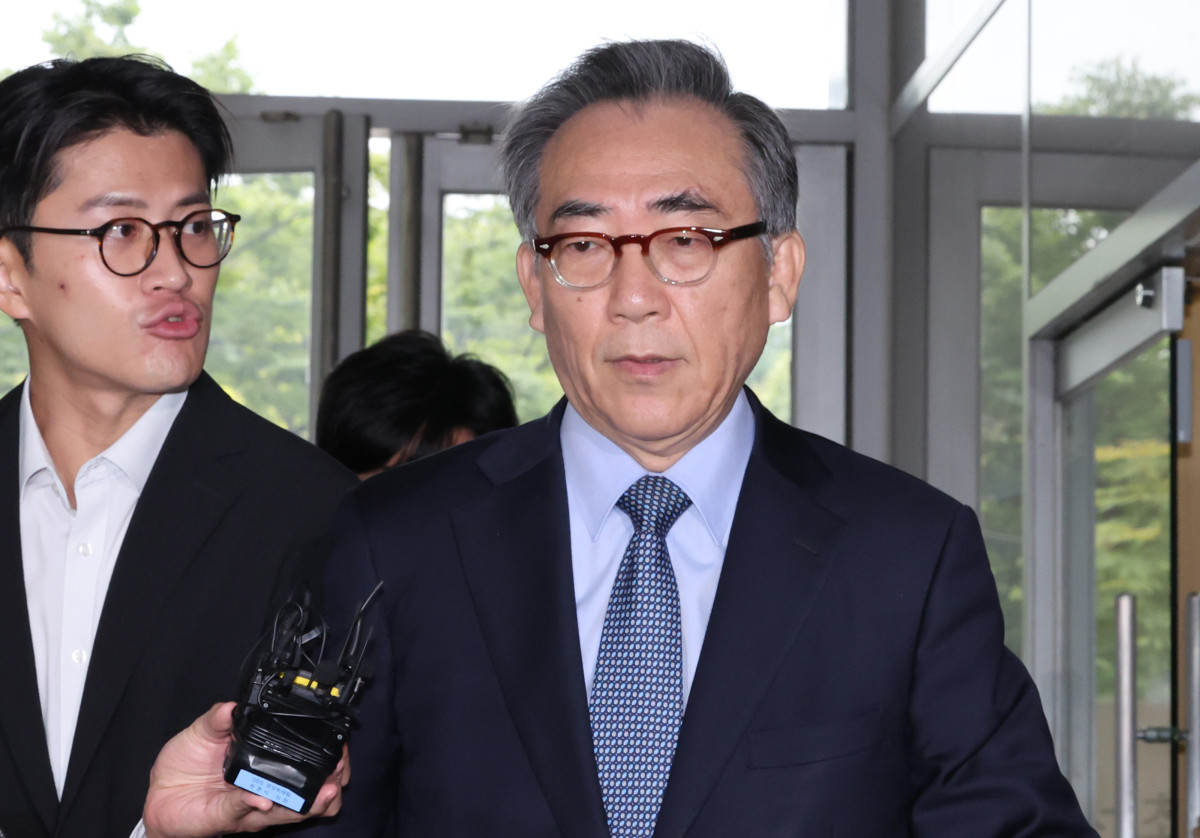 ▲ 조태열 전 외교부 장관이 피의자 신분으로 조사를 받기 위해 24일 서울 서초구 순직해병특별검사팀으로 출석하고 있다. (연합뉴스)