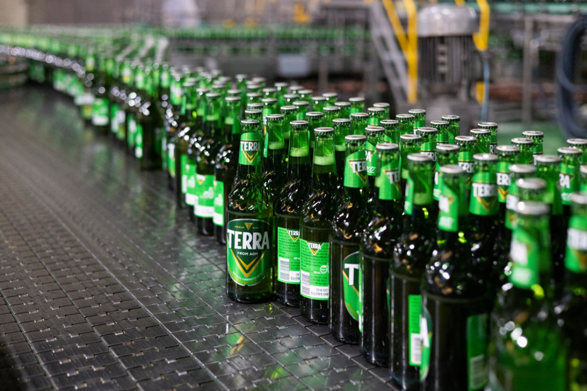 ▲하이트진로 강원공장 전컨베이어벨트 위에 놓인 테라 제품이 보이고 있다. (사진제공=하이트진로)