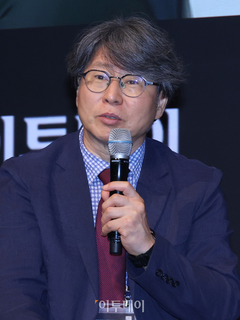 ▲24일 서울 서초구 JW메리어트 호텔 서울 그랜드볼룸에서 열린 이투데이 창간 15주년 테크퀘스트 및 넥스블록출범 기념 대토론 '디지털자산시장의 건강한 생태계 구축방안'에서 좌장을 맡은 정유신 서강대 경영전문대학원 교수가 디지털 자산 기본법에 대한 업계 기대감과 대응현황을 주제로 패널토론을 하고 있다.  고이란 기자 photoeran@