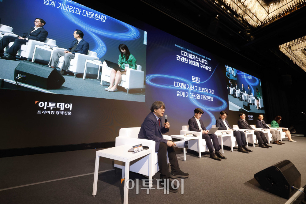 ▲24일 서울 서초구 JW메리어트 호텔 서울 그랜드볼룸에서 열린 이투데이 창간 15주년 테크퀘스트 및 넥스블록출범 기념 대토론 '디지털자산시장의 건강한 생태계 구축방안'에서 참석자들이 디지털 자산 기본법에 대한 업계 기대감과 대응현황을 주제로 패널토론을 하고 있다. 왼쪽부터 좌장을 맡은 정유신 서강대 경영전문대학원 교수, 심원태 금융위원회 사무관, 김경업 오픈에셋 대표, 조진석 한국디지털에셋(KODA) 대표이사, 오종욱 웨이브릿지 대표, 한서희 법무법인 바른 변호사. 고이란 기자 photoeran@