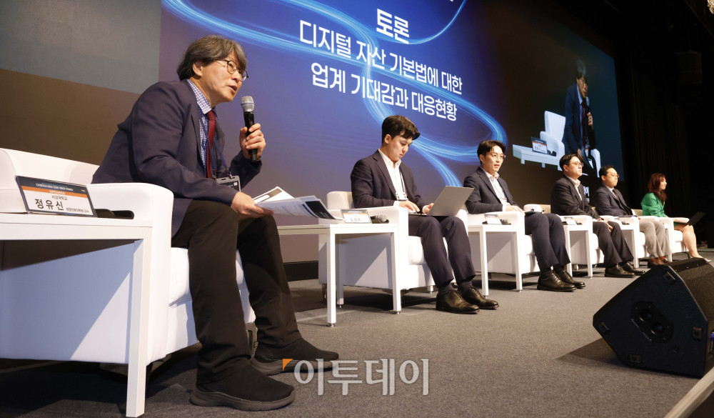 ▲24일 서울 서초구 JW메리어트 호텔 서울 그랜드볼룸에서 열린 이투데이 창간 15주년 테크퀘스트 및 넥스블록출범 기념 대토론 '디지털자산시장의 건강한 생태계 구축방안'에서 참석자들이 디지털 자산 기본법에 대한 업계 기대감과 대응현황을 주제로 패널토론을 하고 있다. 왼쪽부터 좌장을 맡은 정유신 서강대 경영전문대학원 교수, 심원태 금융위원회 사무관, 김경업 오픈에셋 대표, 조진석 한국디지털에셋(KODA) 대표이사, 오종욱 웨이브릿지 대표, 한서희 법무법인 바른 변호사. 고이란 기자 photoeran@