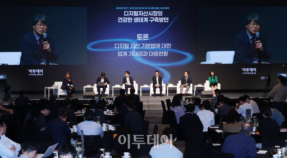 ▲24일 서울 서초구 JW메리어트 호텔 서울 그랜드볼룸에서 열린 이투데이 창간 15주년 테크퀘스트 및 넥스블록출범 기념 대토론 '디지털자산시장의 건강한 생태계 구축방안'에서 참석자들이 디지털 자산 기본법에 대한 업계 기대감과 대응현황을 주제로 패널토론을 하고 있다. 왼쪽부터 좌장을 맡은 정유신 서강대 경영전문대학원 교수, 심원태 금융위원회 사무관, 김경업 오픈에셋 대표, 조진석 한국디지털에셋(KODA) 대표이사, 오종욱 웨이브릿지 대표, 한서희 법무법인 바른 변호사. 고이란 기자 photoeran@