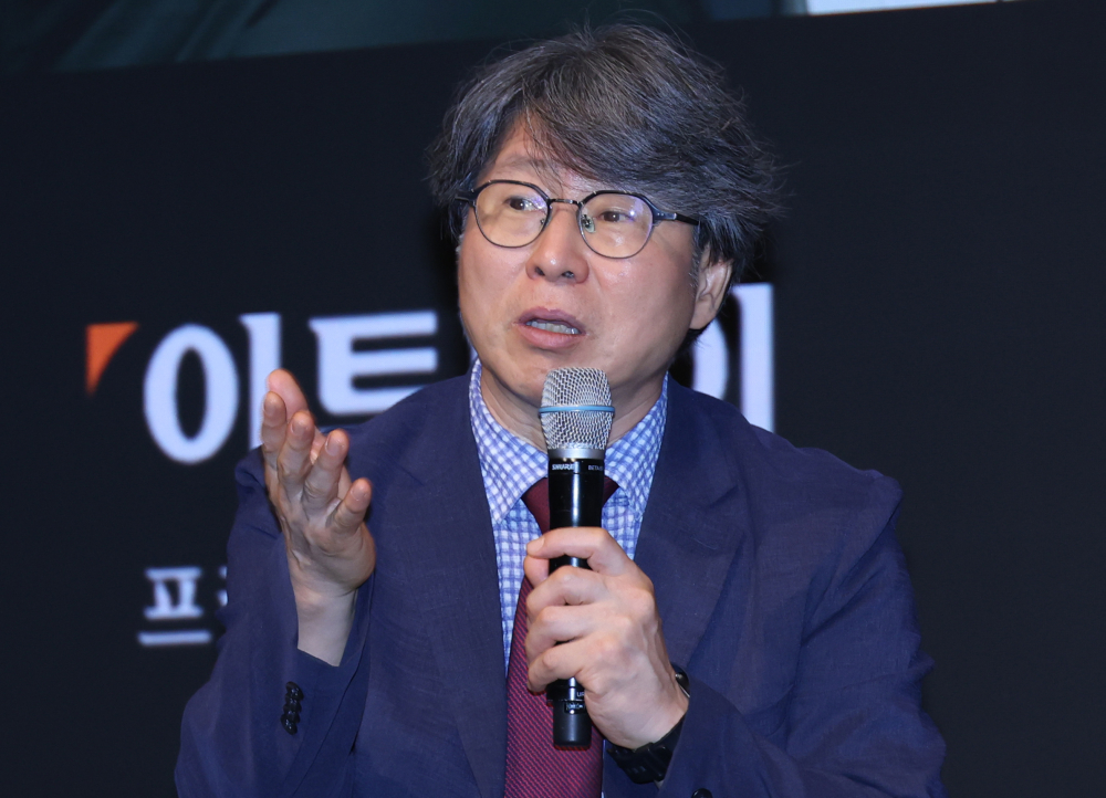 ▲24일 서울 서초구 JW메리어트 호텔 서울 그랜드볼룸에서 열린 이투데이 창간 15주년 테크퀘스트 및 넥스블록출범 기념 대토론 '디지털자산시장의 건강한 생태계 구축방안'에서 좌장을 맡은 정유신 서강대 경영전문대학원 교수가 디지털 자산 기본법에 대한 업계 기대감과 대응현황을 주제로 패널토론을 하고 있다. 고이란 기자 photoeran@ (이투데이DB)