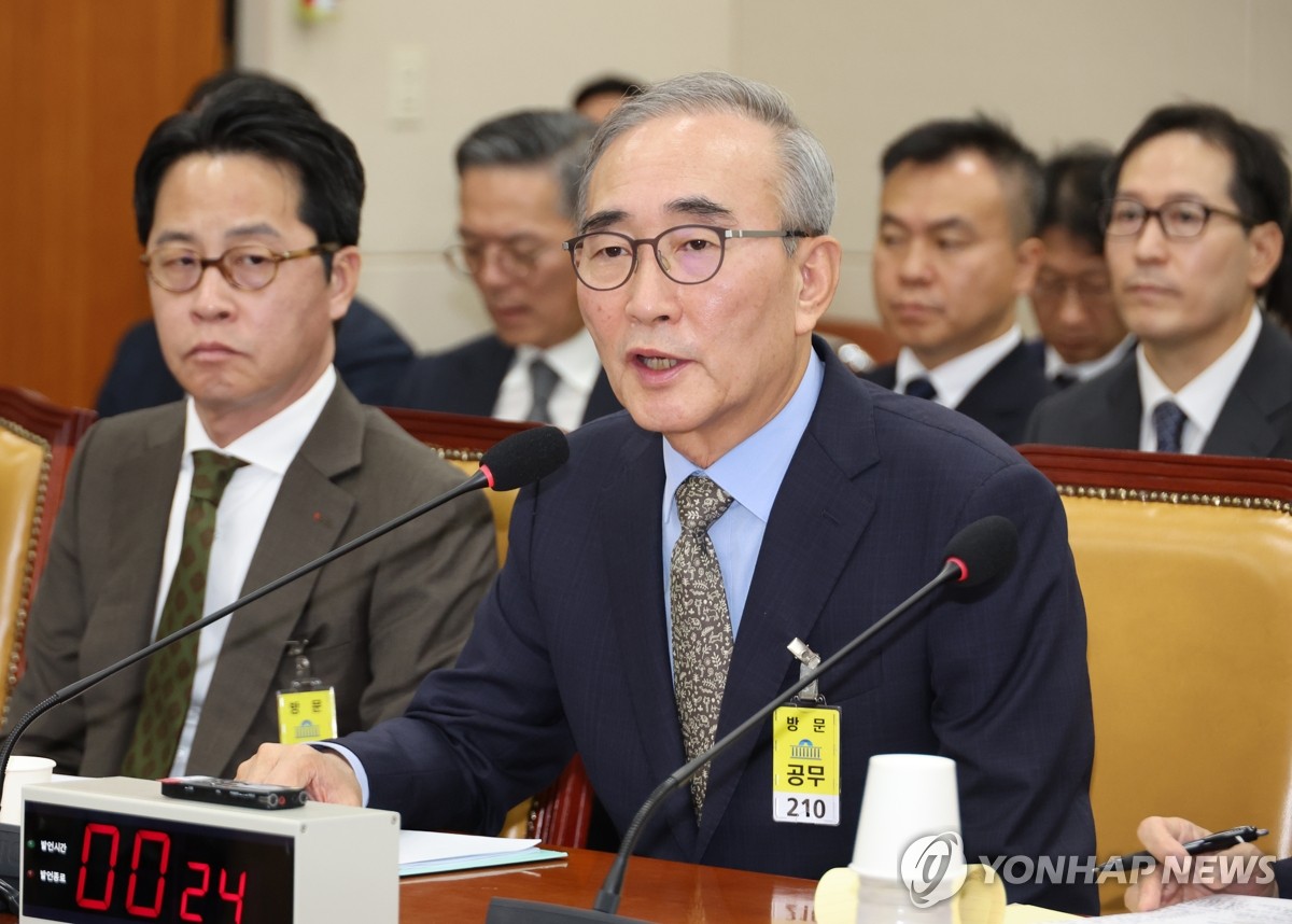 ▲김영섭 KT 대표이사(오른쪽)가 24일 국회 과학기술정보방송통신위원회에서 열린 통신·금융 대규모 해킹사고에 대한 청문회에서 위원 질의에 답하고 있다. (사진제공=연합)