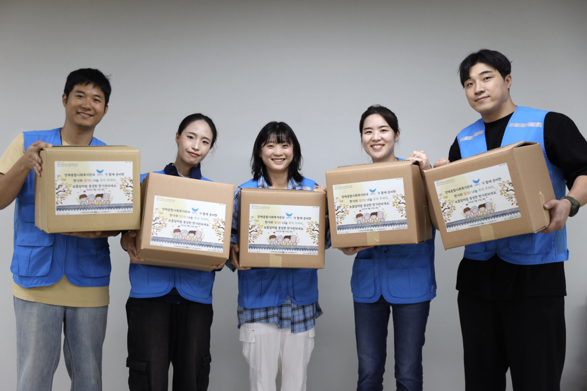 ▲23일 서울 양재동 양재종합사회복지관에서 SPC그룹 임직원들이 취약계층에 전달할 식품 꾸러미를 만드는 추석맞이 봉사활동을 마치고 기념촬영을 하고 있다. (사진제공=SPC그룹)