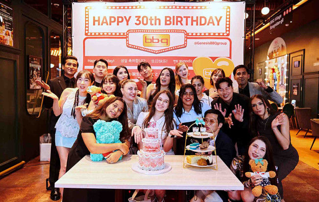 ▲제너시스BBQ 그룹이 창립 30주년을 맞아 서울 송파구 'BBQ 빌리지 송리단길점' 플래그십 매장에서 글로벌 '친플루언서(Chicken+Influencer)'들과 함께 특별한 생일파티를 성황리에 개최했다. (사진제공=제너시스BBQ그룹)