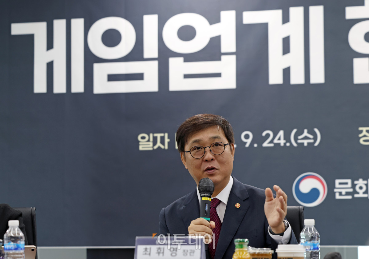 ▲최휘영 문화체육관광부 장관이 24일 경기 성남 판교 글로벌게임허브센터에서 게임업계 대표들을 만나 간담회를 갖고 새 정부의 게임 정책 방향을 논의하고 있다. (문화체육관광부)