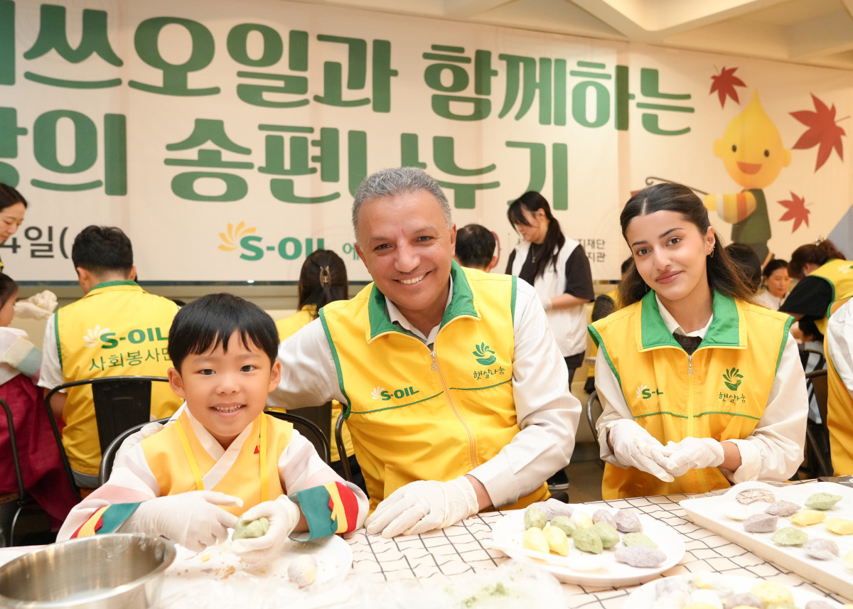 ▲안와르 알 히즈아지 에쓰오일 최고경영자(CEO·가운데)가 서울 마포구 본사 사옥에서 사랑의 송편나누기 행사 참여자들과 함께 송편을 만들고 있다. (사진제공=에쓰오일)
