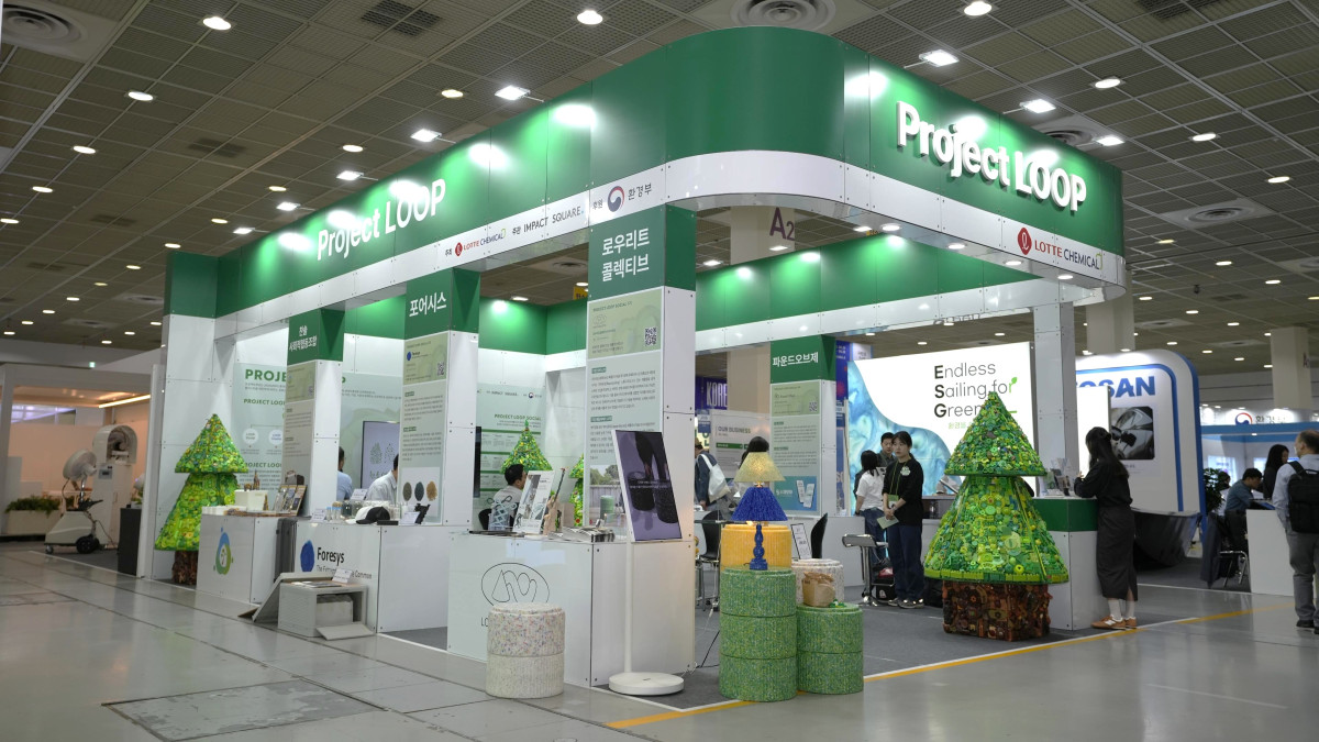 ▲롯데케미칼이 폐플라스틱 자원순환 프로젝트인 ‘Project LOOP’ 사업에 참여하는 소셜벤처 기업 5곳과 ‘2025 대한민국 ESG 친환경대전’에 참가했다. (사진= 롯데케미칼)