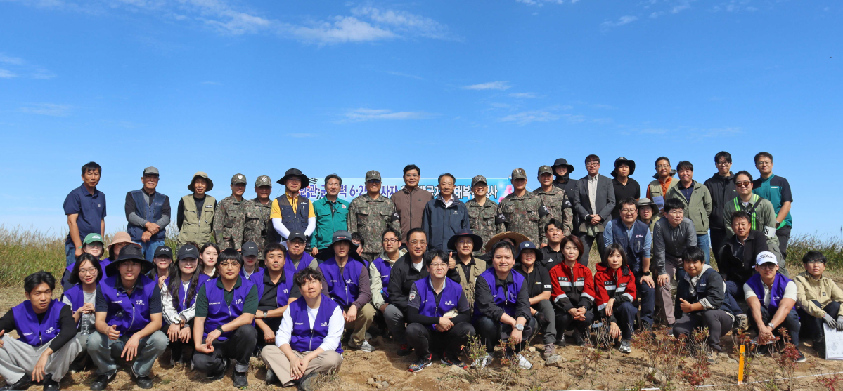 ▲효성그룹 임직원과 이건종 효성화학 대표, 임영석 국립수목원장, 남진오 육군 제21사단장, 서흥원 영구군수 등 인사들이 23일 양구군 민통선 내 6·25 전사자 유해 발굴지에서 'DMZ 산림 훼손지 복원 행사'에 참여해 기념사진을 찍고 있다. (사진= 효성)