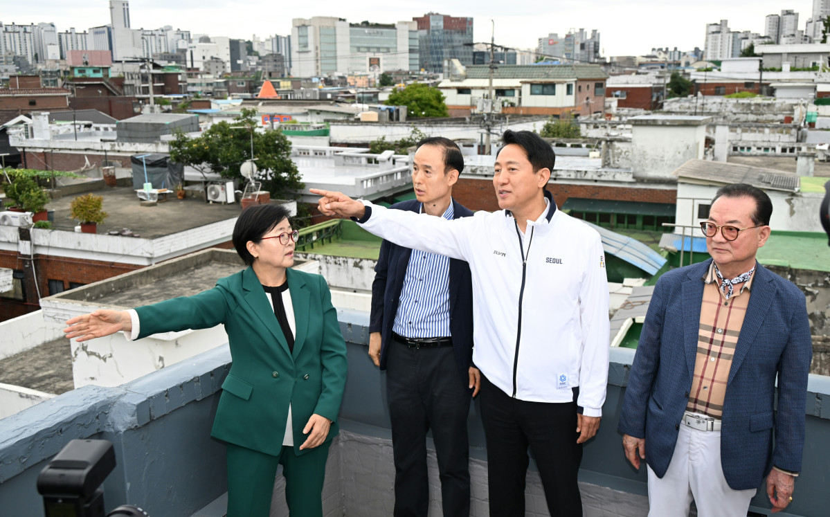 ▲24일 미아2 재정비촉진구역을 찾은 오세훈 서울시장이 사업 현황을 청취하고 있다. (서울시)