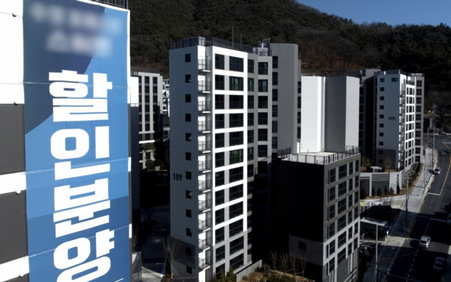 ▲대구 수성구의 한 아파트에 할인분양 관련 현수막이 붙어있다. (뉴시스)