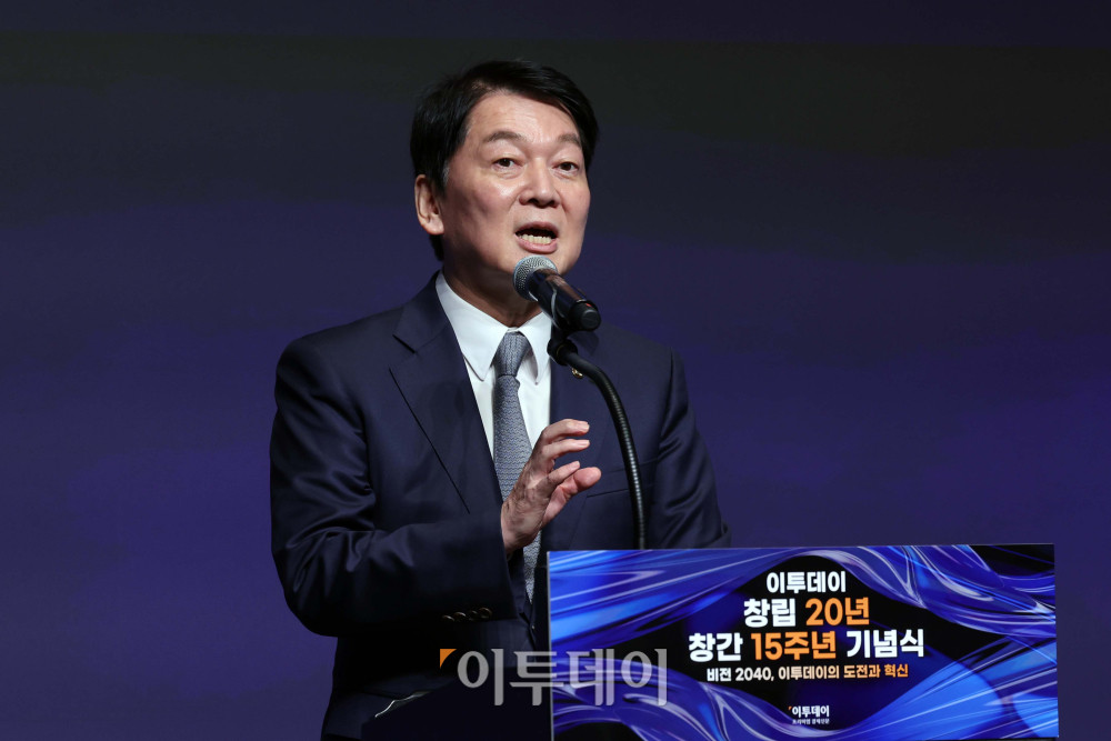 ▲안철수 국민의힘 의원이 24일 서울 서초구 JW메리어트 호텔 서울 그랜드볼룸에서 열린 이투데이 창립 20년, 창간 15주년 기념식 '비전2040, 이투데이의 도전과 혁신'에서 축사를 하고 있다. 이번 기념식은 이투데이의 여정을 돌아보며, 새로운 도약을 선언하는 자리다. 신태현 기자 holjjak@ (이투데이DB)