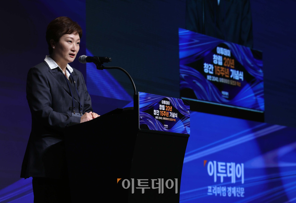 ▲이언주 더불어민주당 최고위원이 24일 서울 서초구 JW메리어트 호텔 서울 그랜드볼룸에서 열린 이투데이 창립 20년, 창간 15주년 기념식 '비전2040, 이투데이의 도전과 혁신'에서 축사를 하고 있다. 이번 기념식은 이투데이의 여정을 돌아보며, 새로운 도약을 선언하는 자리다. 신태현 기자 holjjak@ (이투데이DB)