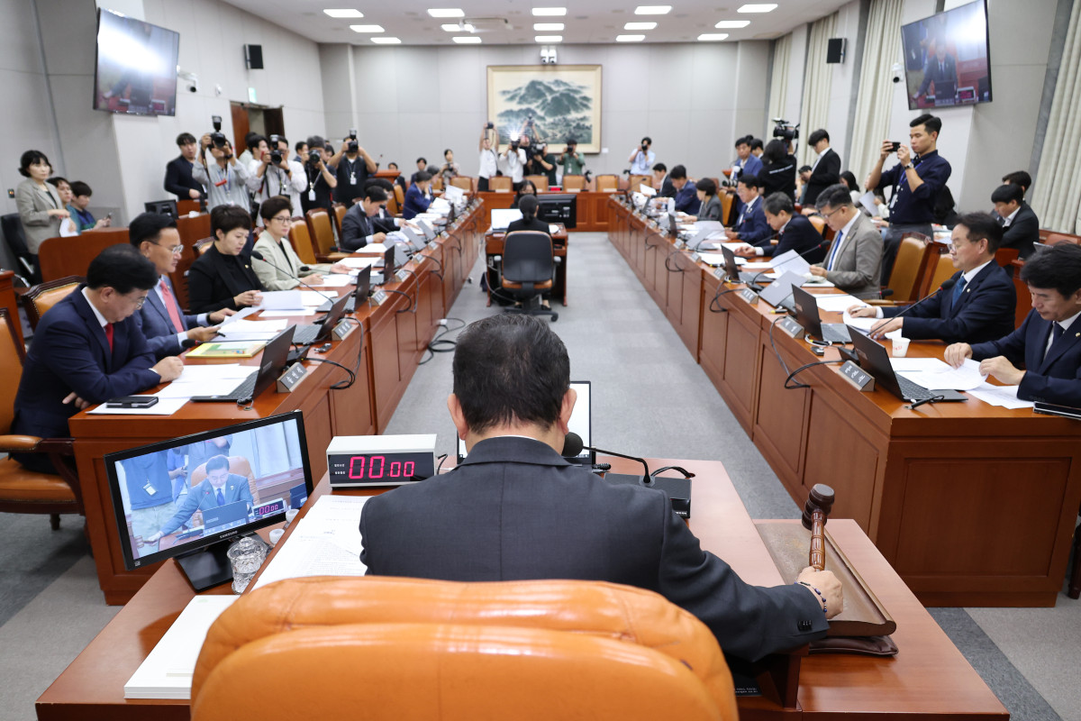 ▲김병기 국회운영위원회 위원장이 22일 오후 서울 여의도 국회에서 열린 전체회의에서 의사봉을 두드리고 있다. 2025.09.22.  (뉴시스)