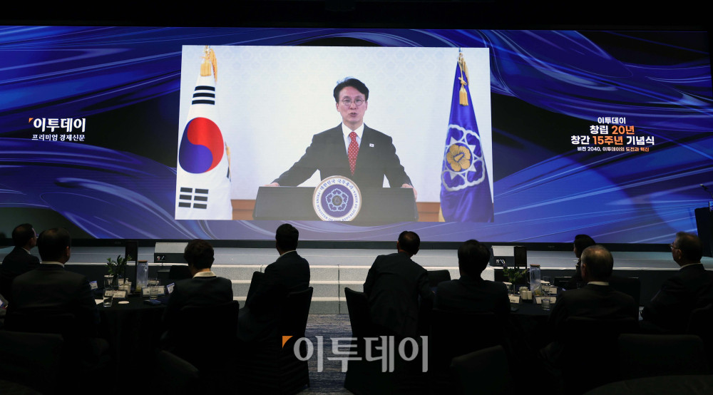 ▲24일 서울 서초구 JW메리어트 호텔 서울 그랜드볼룸에서 열린 이투데이 창립 20년, 창간 15주년 기념식 '비전2040, 이투데이의 도전과 혁신'에서 내빈들이 김민석 국무총리의 영상축사를 시청하고 있다. 이번 기념식은 이투데이의 여정을 돌아보며, 새로운 도약을 선언하는 자리다. 신태현 기자 holjjak@ (이투데이DB)