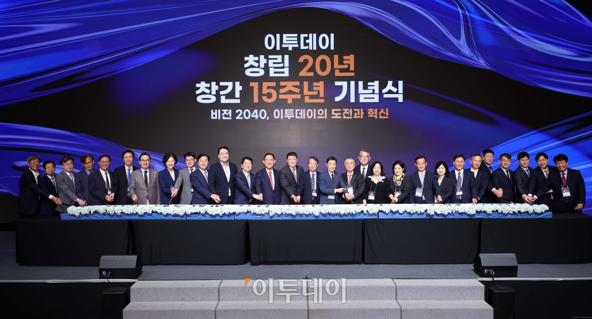 ▲24일 서울 서초구 JW메리어트 호텔 서울 그랜드볼룸에서 열린 이투데이 창립 20년, 창간 15주년 기념식 '비전2040, 이투데이의 도전과 혁신'에서 주호영 국회부의장, 이언주 더불어민주당 최고위원, 황명선 더불어민주당 최고위원, 안철수 국민의힘 의원, 진성준 더불어민주당 의원, 천하람 개혁신당 원내대표, 정운찬 동반성장연구소 이사장, 김병준 사랑의열매 사회복지공동모금회 회장, 김문수 이투데이그룹 회장, 김상우 이투데이그룹 총괄부회장, 이종재 이투데이 대표 등 내빈들이 창간 축하 떡케이크를 커팅하고 있다. 이번 기념식은 이투데이의 여정을 돌아보며, 새로운 도약을 선언하는 자리다. 신태현 기자 holjjak@