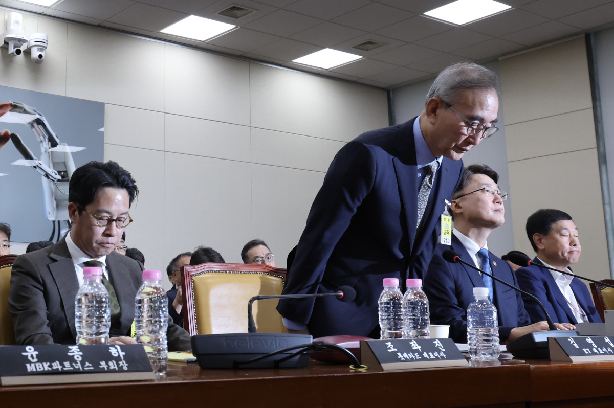 ▲김영섭 KT 대표이사가 24일 오전 서울 여의도 국회 과학기술정보방송통신위원회에서 열린 대규모 해킹사고(통신·금융) 관련 청문회에서 고개 숙여 인사하고 있다. 왼쪽은 조좌진 롯데카드 대표이사. (뉴시스)
