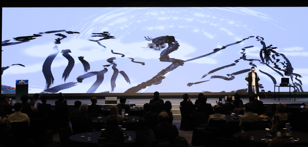 ▲24일 서울 서초구 JW메리어트 호텔 서울 그랜드볼룸에서 열린 이투데이 창립 20년, 창간 15주년 기념식 '비전 2040, 이투데이의 도전과 혁신'에서 메타버스 아티스트 피오니 작가가 축하공연을 하고 있다. 이번 기념식은 이투데이의 여정을 돌아보며, 새로운 도약을 선언하는 자리이다. (고이란 기자 photoeran@)