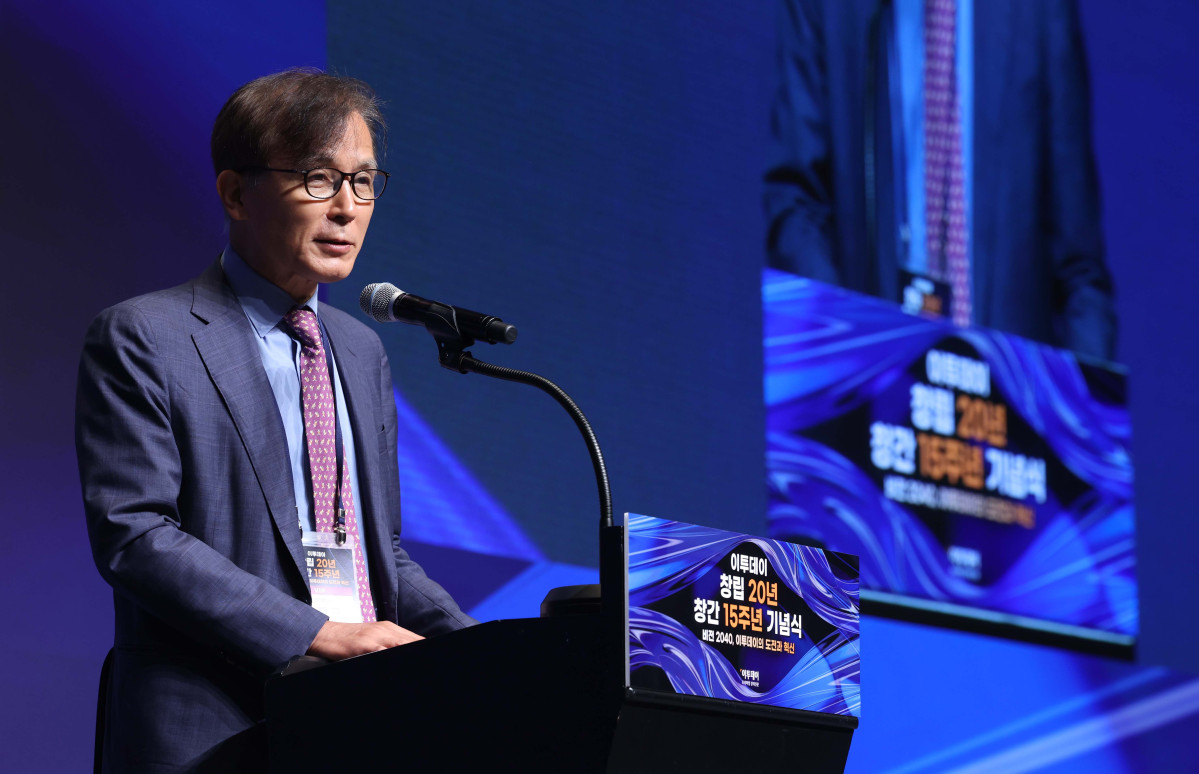 ▲배정근 고려대 특임교수가 24일 서울 서초구 JW메리어트 호텔 서울 그랜드볼룸에서 열린 이투데이 창립 20년, 창간 15주년 기념식 '비전2040, 이투데이의 도전과 혁신'에서 축사를 하고 있다. 이번 기념식은 이투데이의 여정을 돌아보며, 새로운 도약을 선언하는 자리다. 신태현 기자 holjjak@