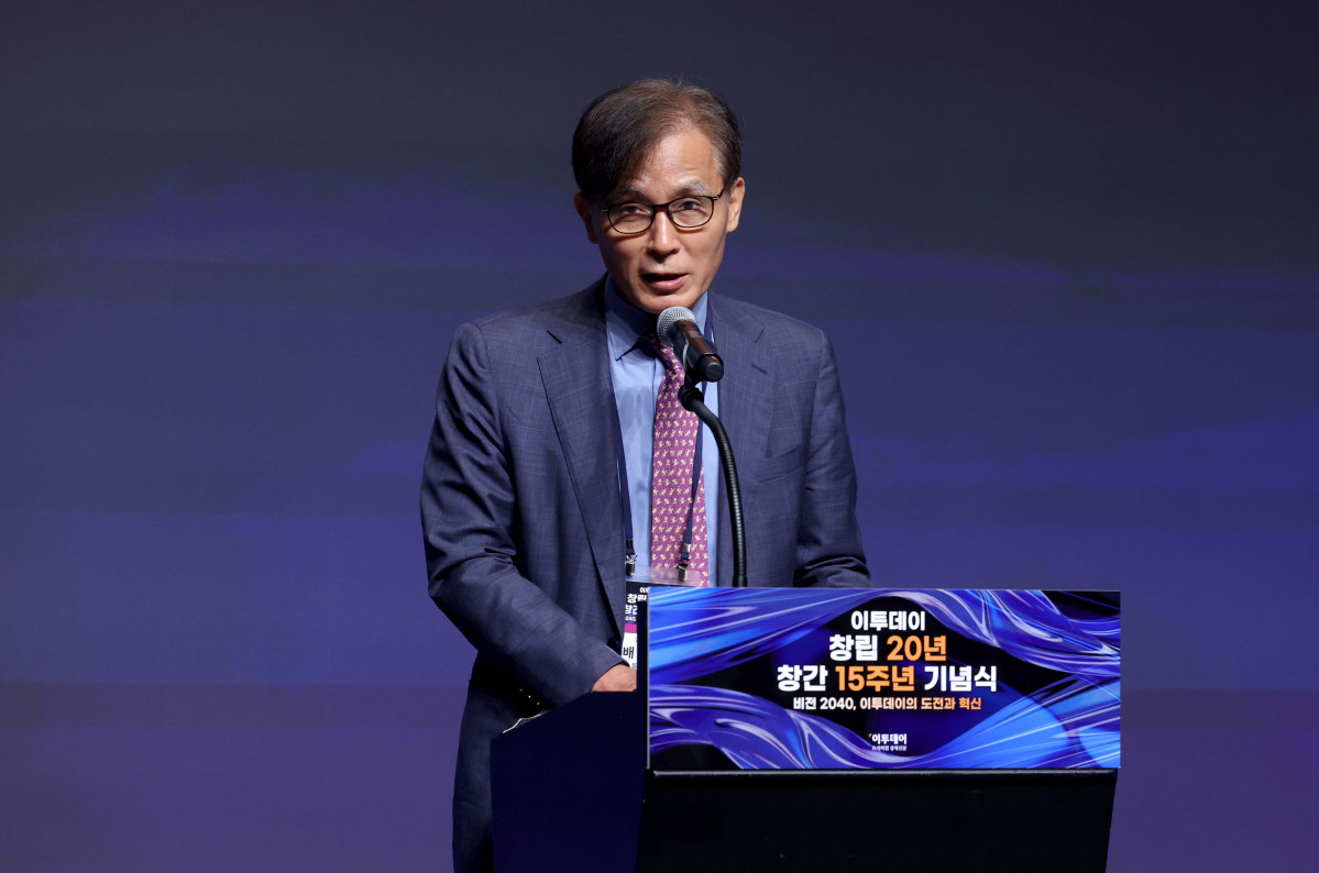 ▲배정근 고려대 특임교수가 24일 서울 서초구 JW메리어트 호텔 서울 그랜드볼룸에서 열린 이투데이 창립 20년, 창간 15주년 기념식 '비전2040, 이투데이의 도전과 혁신'에서 축사를 하고 있다. 이번 기념식은 이투데이의 여정을 돌아보며, 새로운 도약을 선언하는 자리다. 신태현 기자 holjjak@