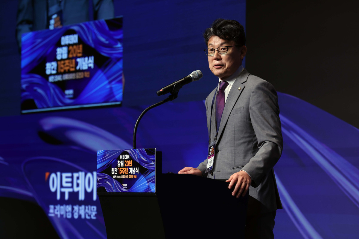 ▲진성준 더불어민주당 의원이 24일 서울 서초구 JW메리어트 호텔 서울 그랜드볼룸에서 열린 이투데이 창립 20년, 창간 15주년 기념식 '비전2040, 이투데이의 도전과 혁신'에서 축사를 하고 있다. 이번 기념식은 이투데이의 여정을 돌아보며, 새로운 도약을 선언하는 자리다. 신태현 기자 holjjak@