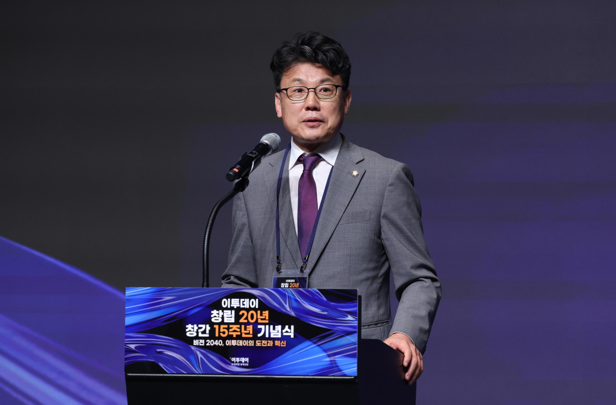 ▲진성준 더불어민주당 의원이 24일 서울 서초구 JW메리어트 호텔 서울 그랜드볼룸에서 열린 이투데이 창립 20년, 창간 15주년 기념식 '비전2040, 이투데이의 도전과 혁신'에서 축사를 하고 있다. 이번 기념식은 이투데이의 여정을 돌아보며, 새로운 도약을 선언하는 자리다. 신태현 기자 holjjak@