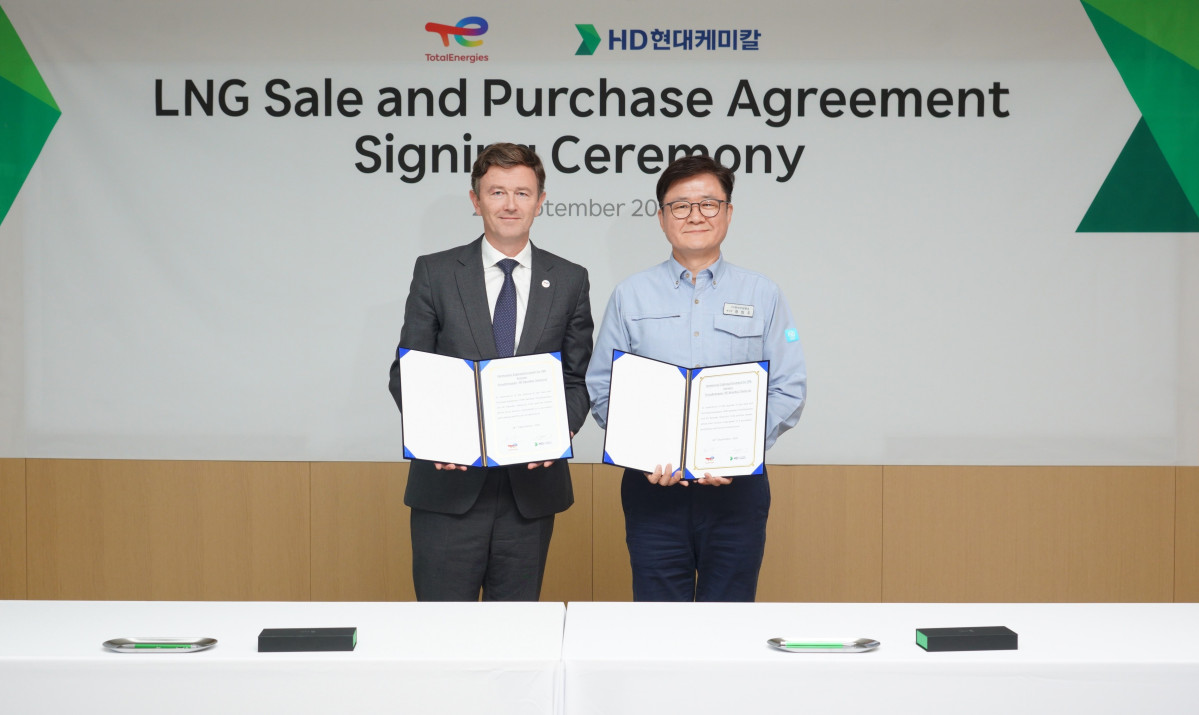 ▲오른쪽부터 정임주 HD현대케미칼 대표, 로난 베스컨드 토탈에너지스 부사장. (HD현대케미칼)