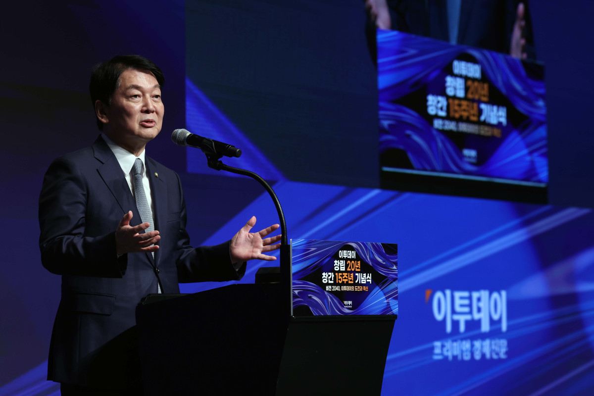 ▲안철수 국민의힘 의원이 24일 서울 서초구 JW메리어트 호텔 서울 그랜드볼룸에서 열린 이투데이 창립 20년, 창간 15주년 기념식 '비전2040, 이투데이의 도전과 혁신'에서 축사를 하고 있다. 이번 기념식은 이투데이의 여정을 돌아보며, 새로운 도약을 선언하는 자리다. 신태현 기자 holjjak@