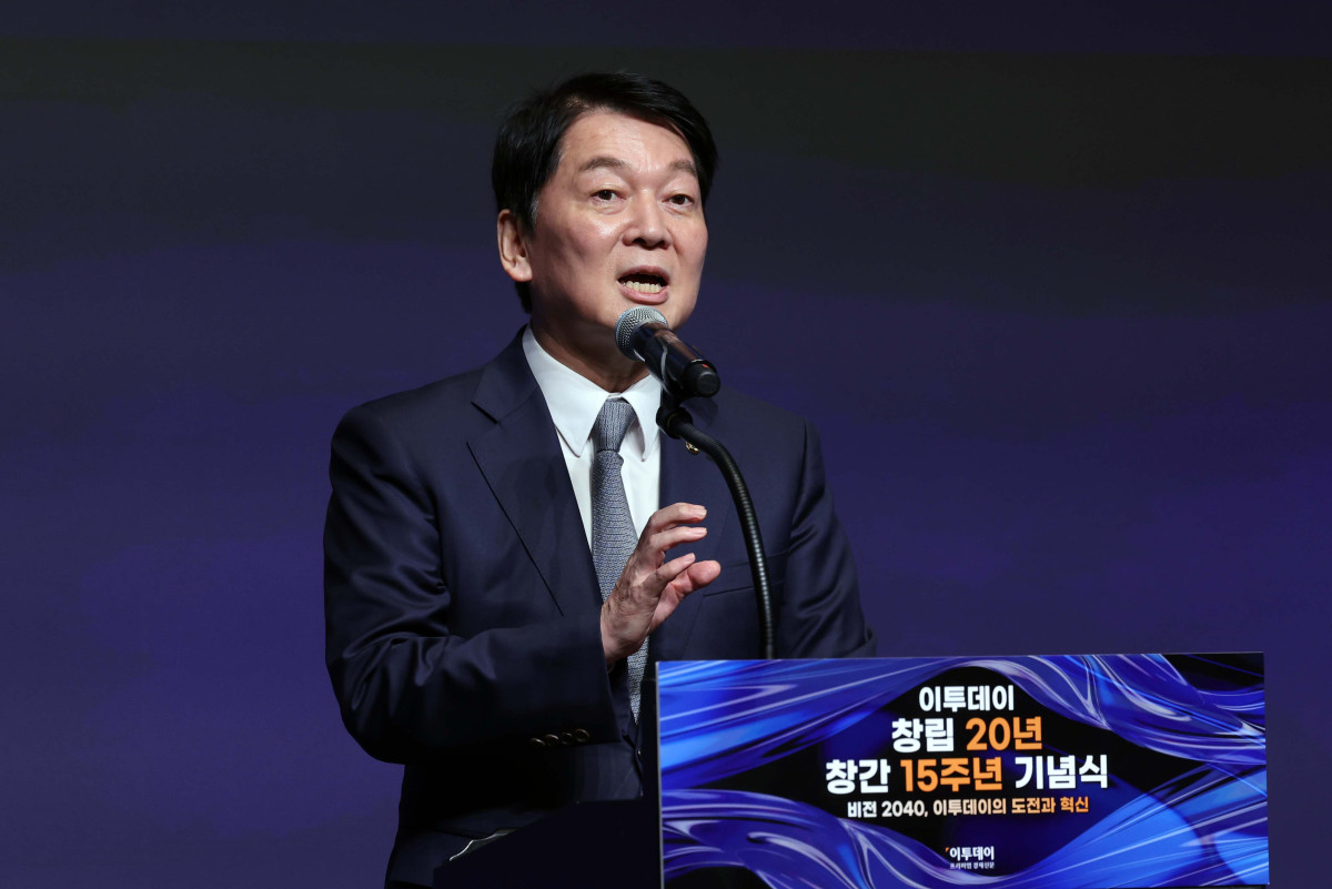 ▲안철수 국민의힘 의원이 24일 서울 서초구 JW메리어트 호텔 서울 그랜드볼룸에서 열린 이투데이 창립 20년, 창간 15주년 기념식 '비전2040, 이투데이의 도전과 혁신'에서 축사를 하고 있다. 이번 기념식은 이투데이의 여정을 돌아보며, 새로운 도약을 선언하는 자리다. 신태현 기자 holjjak@