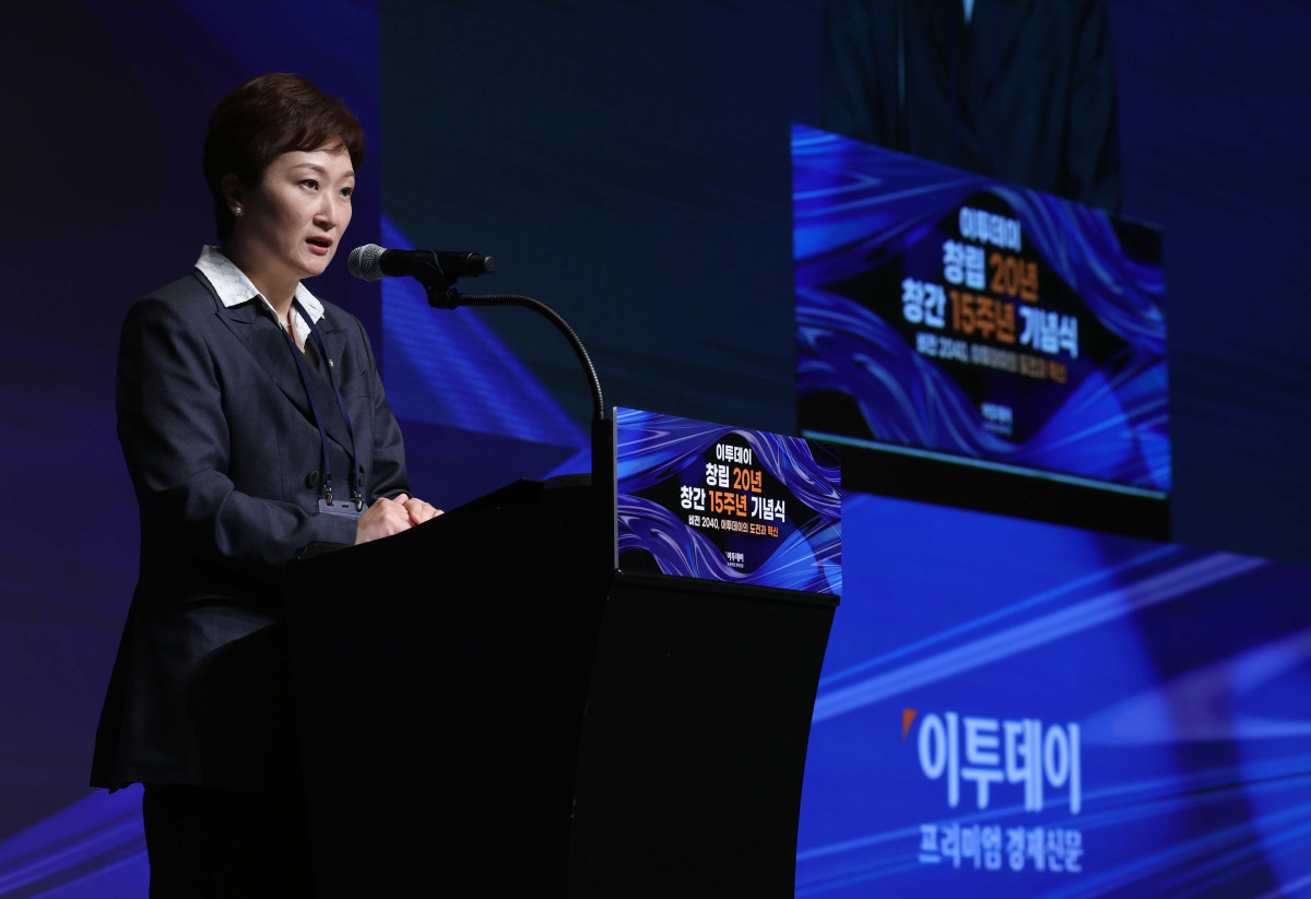 ▲이언주 더불어민주당 최고위원이 24일 서울 서초구 JW메리어트 호텔 서울 그랜드볼룸에서 열린 이투데이 창립 20년, 창간 15주년 기념식 '비전2040, 이투데이의 도전과 혁신'에서 축사를 하고 있다. 이번 기념식은 이투데이의 여정을 돌아보며, 새로운 도약을 선언하는 자리다. 신태현 기자 holjjak@